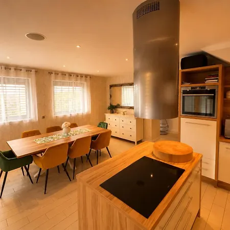 Villa Luxury Panorama • Pool, Quadro Sauna & Views Temenica